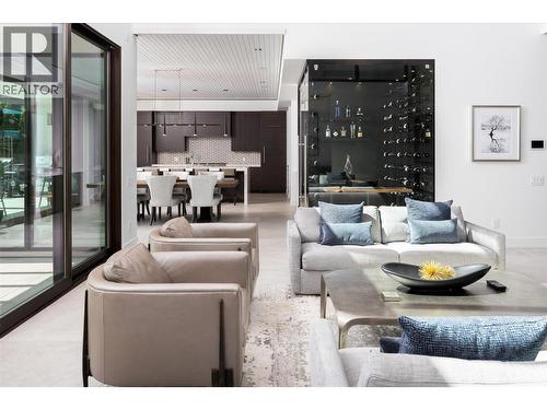 2463 Thacker Drive, West Kelowna, BC - Indoor Photo Showing Living Room