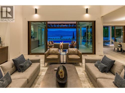 2463 Thacker Drive, West Kelowna, BC - Indoor Photo Showing Living Room