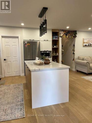 39 Devins Drive, Aurora, ON - Indoor Photo Showing Kitchen