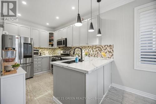 399 Savoline Boulevard, Milton, ON - Indoor Photo Showing Kitchen With Upgraded Kitchen