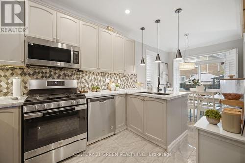 399 Savoline Boulevard, Milton, ON - Indoor Photo Showing Kitchen With Upgraded Kitchen