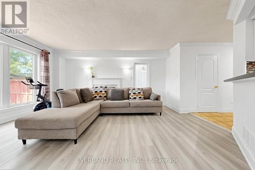 5588 Highbank Road, Mississauga, ON - Indoor Photo Showing Living Room