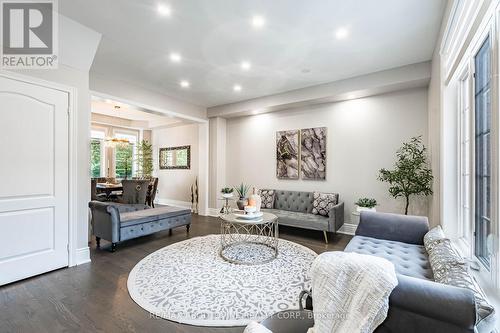 5550 Tenth Line W, Mississauga, ON - Indoor Photo Showing Living Room