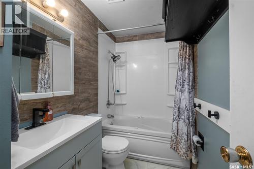 209 Macdowall Crescent, Prince Albert, SK - Indoor Photo Showing Bathroom