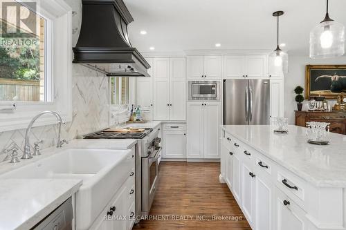 2 Jameson Drive, Hamilton, ON - Indoor Photo Showing Kitchen With Upgraded Kitchen