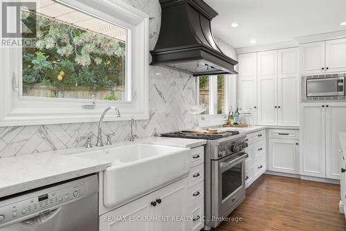 2 Jameson Drive, Hamilton, ON - Indoor Photo Showing Kitchen With Upgraded Kitchen
