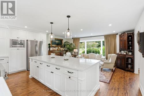 2 Jameson Drive, Hamilton, ON - Indoor Photo Showing Kitchen With Upgraded Kitchen