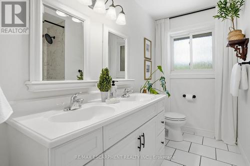 2 Jameson Drive, Hamilton, ON - Indoor Photo Showing Bathroom