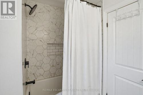 2 Jameson Drive, Hamilton, ON - Indoor Photo Showing Bathroom