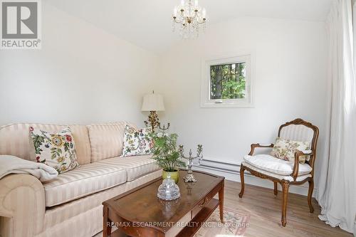 2 Jameson Drive, Hamilton, ON - Indoor Photo Showing Living Room