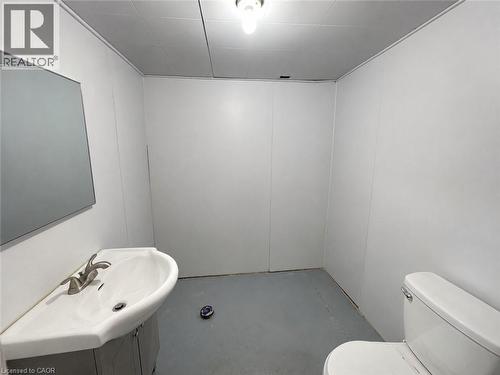 250 Weir Street N, Hamilton, ON - Indoor Photo Showing Bathroom
