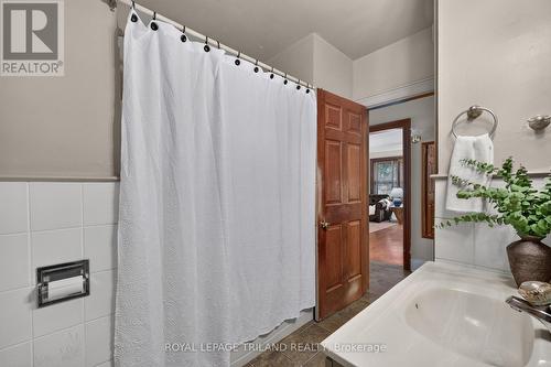 11 Maple Street E, Aylmer, ON - Indoor Photo Showing Bathroom