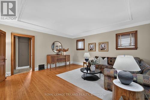 11 Maple Street E, Aylmer, ON - Indoor Photo Showing Living Room