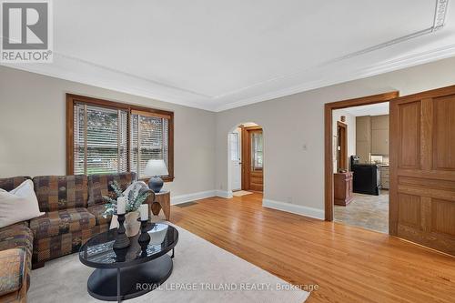 11 Maple Street E, Aylmer, ON - Indoor Photo Showing Living Room