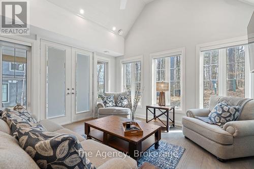 39 - 2054 Peninsula Road, Muskoka Lakes (Medora), ON - Indoor Photo Showing Living Room