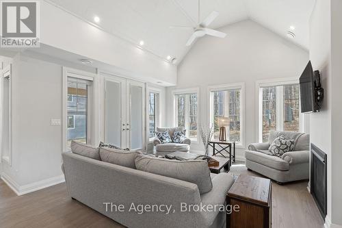 39 - 2054 Peninsula Road, Muskoka Lakes (Medora), ON - Indoor Photo Showing Living Room