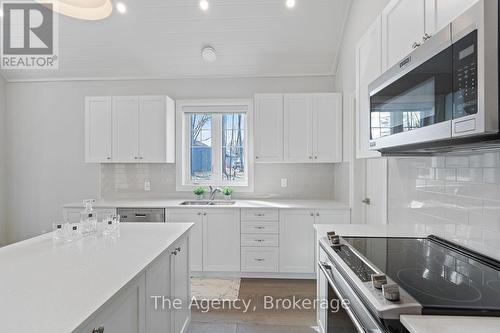 39 - 2054 Peninsula Road, Muskoka Lakes (Medora), ON - Indoor Photo Showing Kitchen With Double Sink