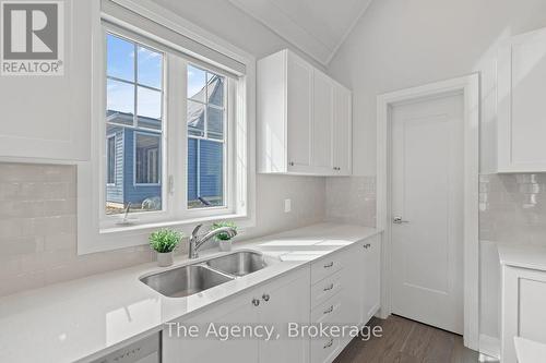 39 - 2054 Peninsula Road, Muskoka Lakes (Medora), ON - Indoor Photo Showing Kitchen With Double Sink