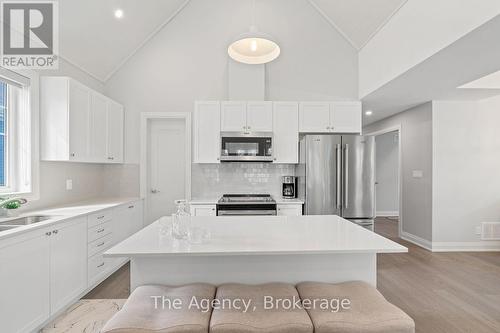 39 - 2054 Peninsula Road, Muskoka Lakes (Medora), ON - Indoor Photo Showing Kitchen With Upgraded Kitchen