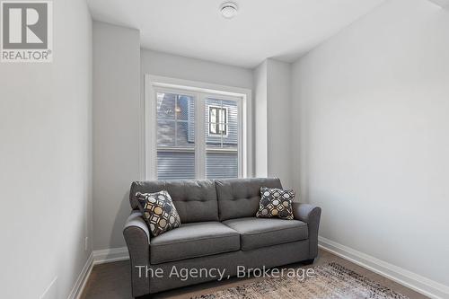 39 - 2054 Peninsula Road, Muskoka Lakes (Medora), ON - Indoor Photo Showing Living Room