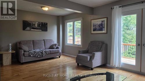 129 Heydon Avenue, New Tecumseth, ON - Indoor Photo Showing Living Room