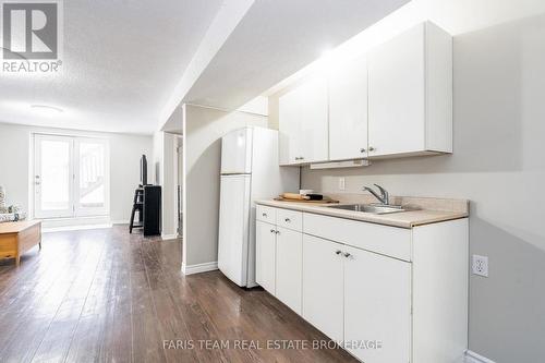 5 Harbour Crescent, Wasaga Beach, ON - Indoor Photo Showing Kitchen