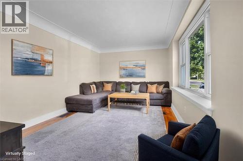 128 East 39Th Street, Hamilton, ON - Indoor Photo Showing Living Room