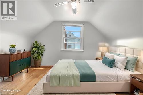 128 East 39Th Street, Hamilton, ON - Indoor Photo Showing Bedroom