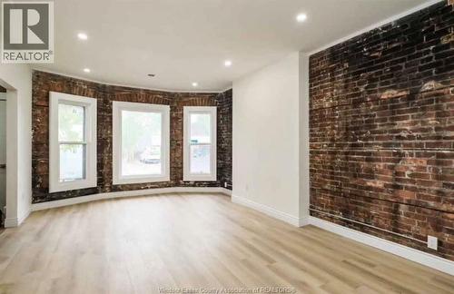 429 WYANDOTTE Unit# MAIN , Windsor, Ontario N9A 5X5 3