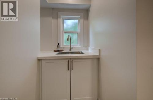 34 Moore Avenue N, Waterloo, ON - Indoor Photo Showing Bathroom