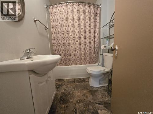 223 9Th Street, Weyburn, SK - Indoor Photo Showing Bathroom