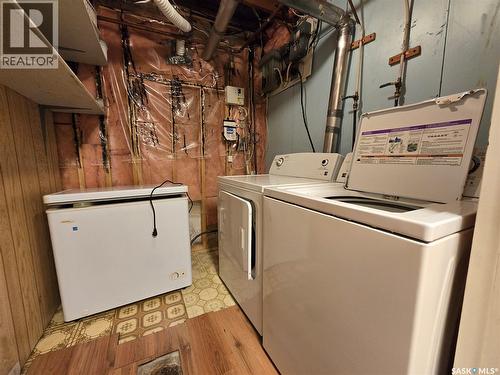 223 9Th Street, Weyburn, SK - Indoor Photo Showing Laundry Room