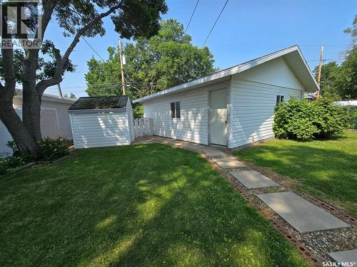 223 9Th Street, Weyburn, SK - Outdoor