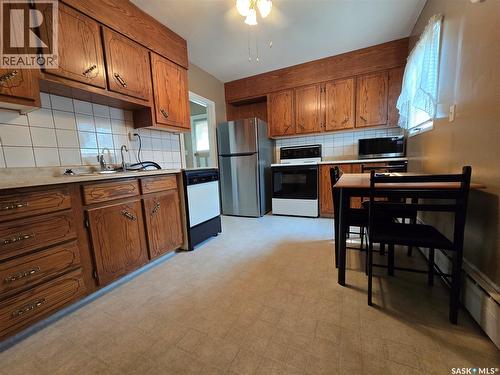 223 9Th Street, Weyburn, SK - Indoor Photo Showing Kitchen