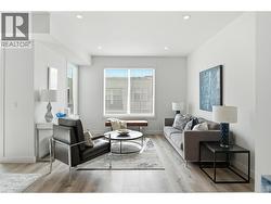 Similar Too - Living Room - 