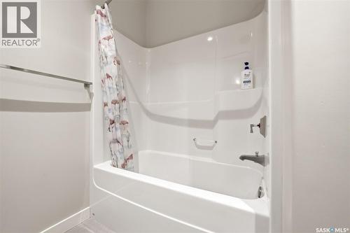 2423 Linner Bay, Regina, SK - Indoor Photo Showing Bathroom