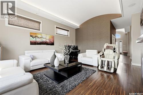 2423 Linner Bay, Regina, SK - Indoor Photo Showing Living Room