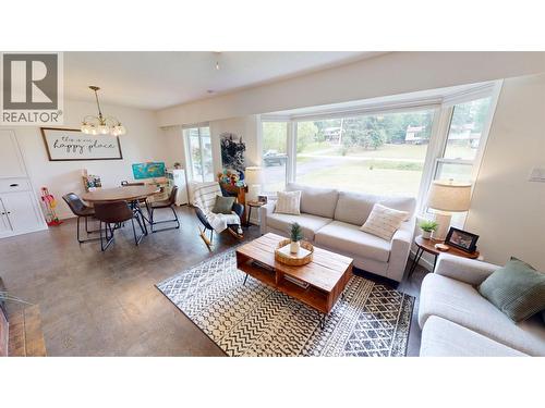 115 S Brears Road, Quesnel, BC - Indoor Photo Showing Living Room