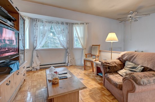 Salon - 92 Rue Du Guéret, L'Épiphanie, QC - Indoor