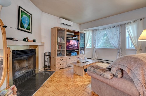 Salon - 92 Rue Du Guéret, L'Épiphanie, QC - Indoor With Fireplace
