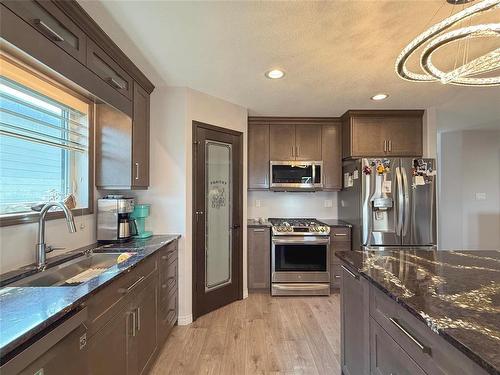 55 Outback Drive, Brandon, MB - Indoor Photo Showing Kitchen With Double Sink With Upgraded Kitchen
