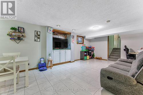 2560 Palisander Avenue, Mississauga, ON - Indoor Photo Showing Living Room