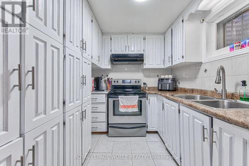 2560 Palisander Avenue, Mississauga, ON - Indoor Photo Showing Kitchen With Double Sink