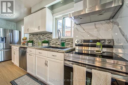 2560 Palisander Avenue, Mississauga, ON - Indoor Photo Showing Kitchen With Upgraded Kitchen
