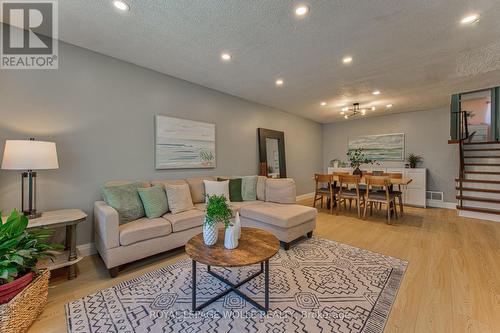 2560 Palisander Avenue, Mississauga, ON - Indoor Photo Showing Living Room