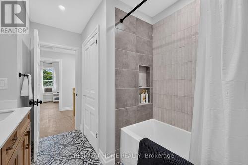 Deep soaker tub and niche - 34630 Second Line, Southwold, ON - Indoor Photo Showing Bathroom