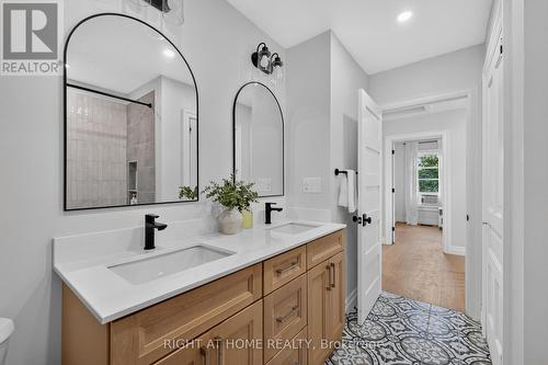 dual vanity - 34630 Second Line, Southwold, ON - Indoor Photo Showing Bathroom
