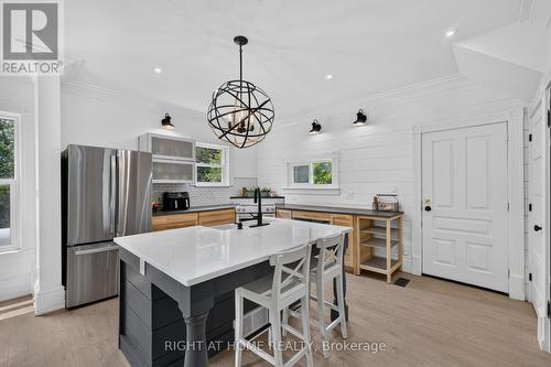 Eat in kitchen island - 34630 Second Line, Southwold, ON - Indoor