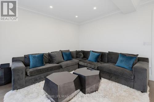 7350 Glamorgan Way, Mississauga, ON - Indoor Photo Showing Living Room