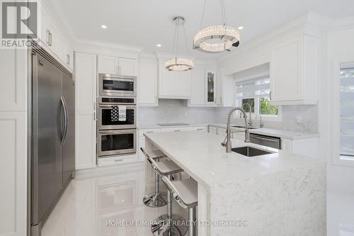 7350 Glamorgan Way, Mississauga, ON - Indoor Photo Showing Kitchen With Double Sink With Upgraded Kitchen